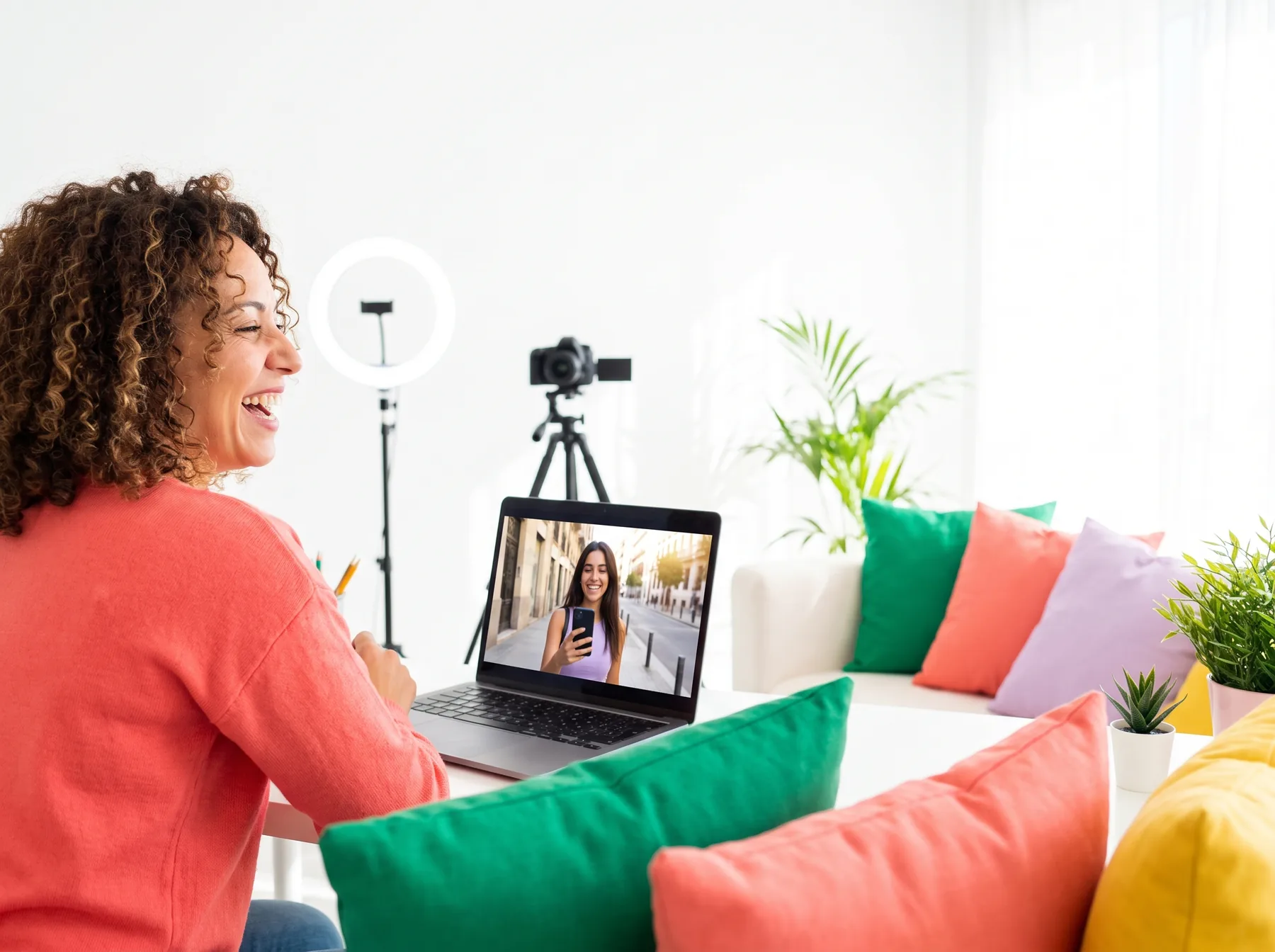 Una coach graba una lección en vídeo con cámara y luz